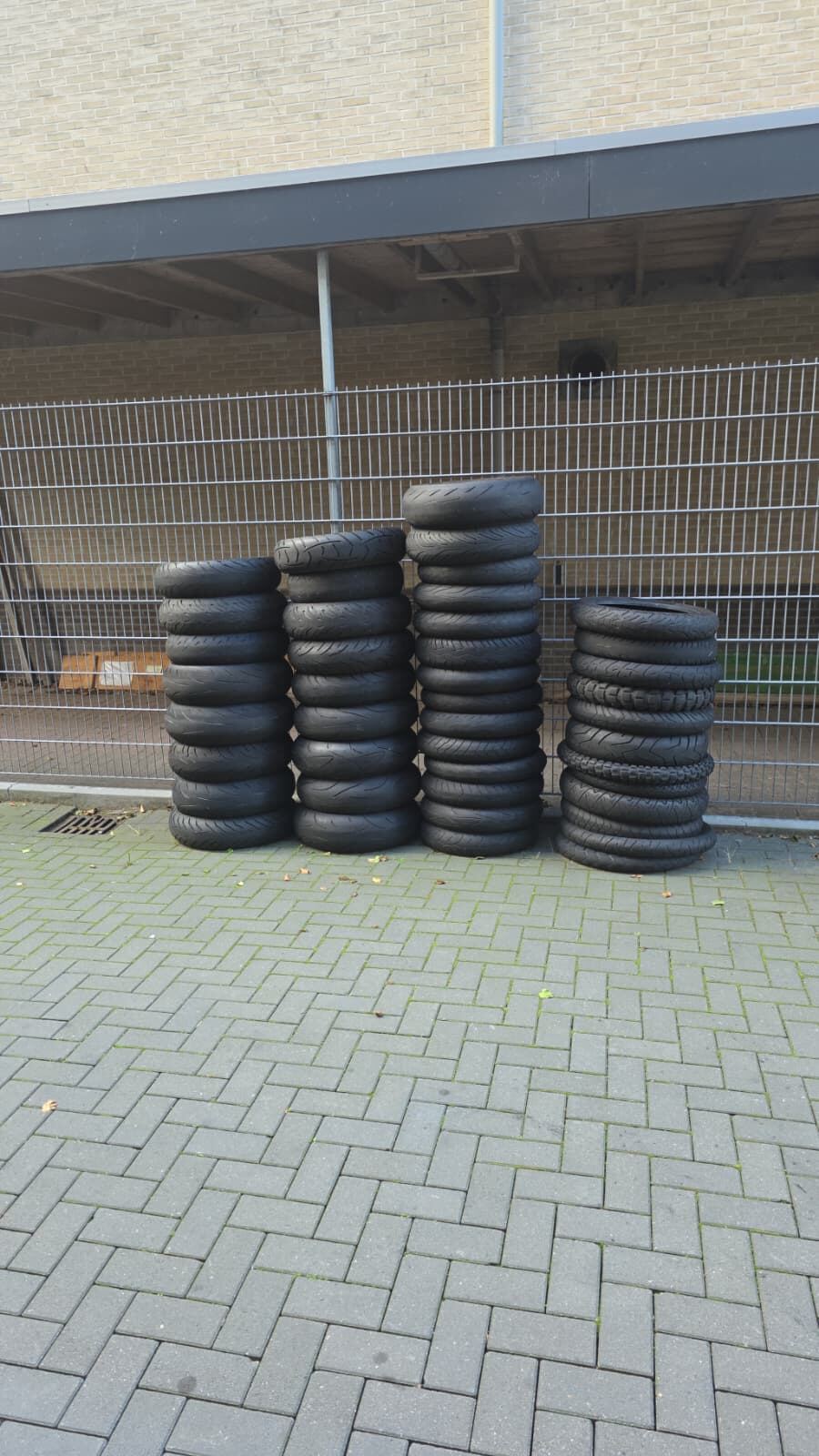 Vier stapels motorbanden uit onze voorraad