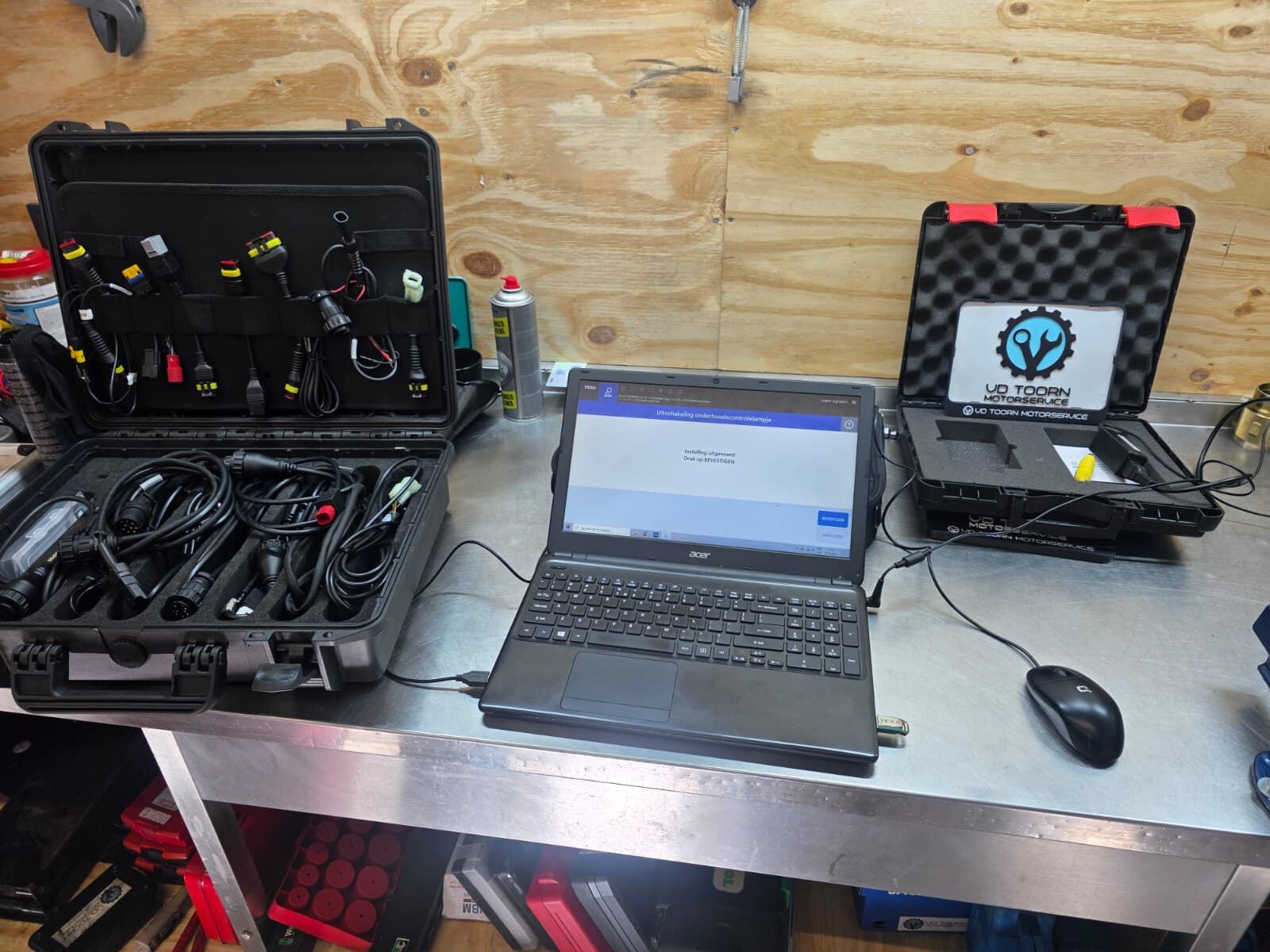 TEXA-diagnosekoffers met kabels en een laptop met diagnosesoftware op de werkbank
